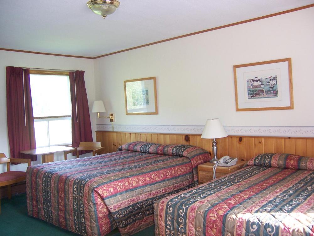 Queen Room with Two Queen Beds at Killington Pico Motor Inn, photo 5