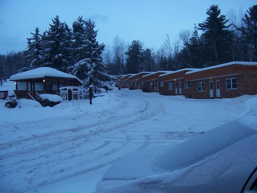 Queen Room with Two Queen Beds at Killington Pico Motor Inn, photo 3