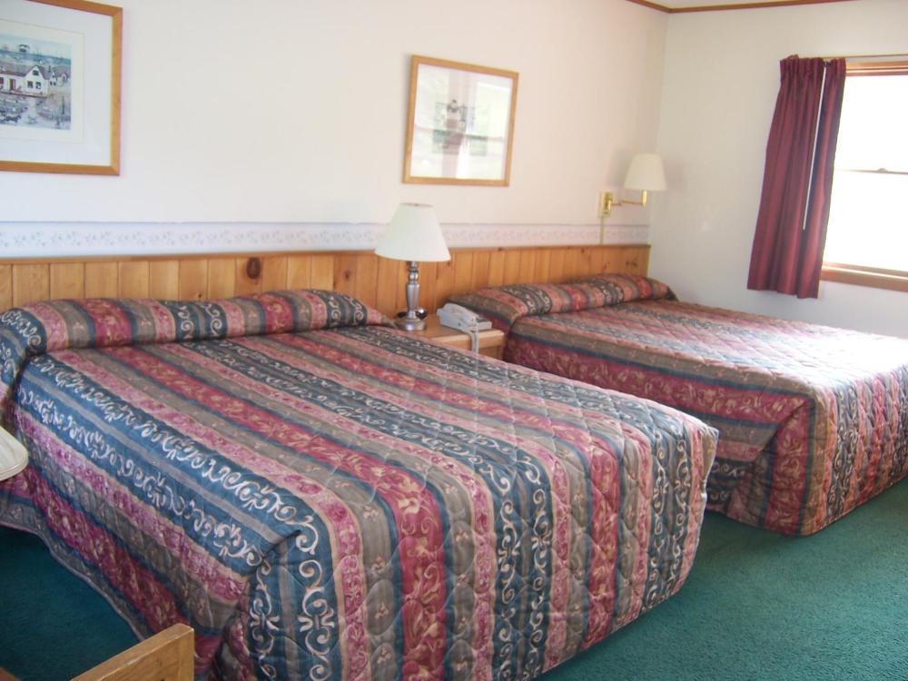 Queen Room with Two Queen Beds at Killington Pico Motor Inn, photo 4