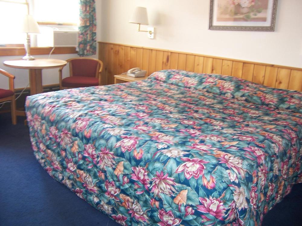 Deluxe King Room at Killington Pico Motor Inn, photo 5