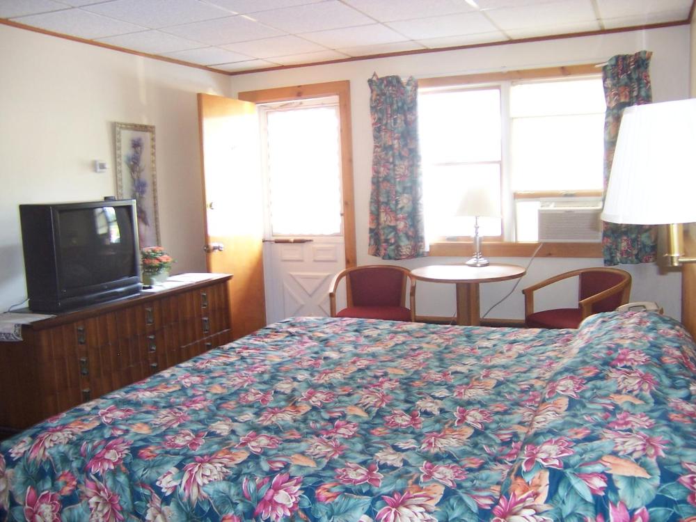 King Room at Killington Pico Motor Inn, photo 5